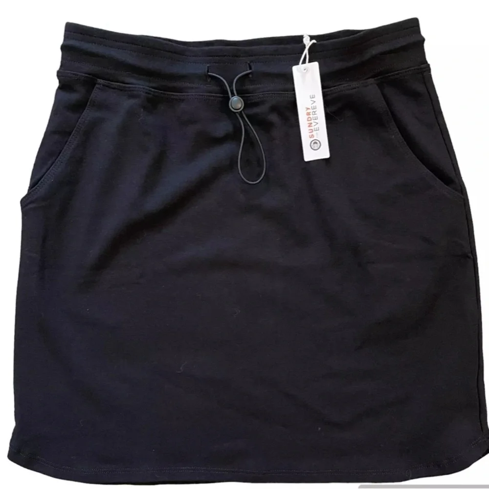 ❄️NWT EverEve Sundry black Sunday Skirt